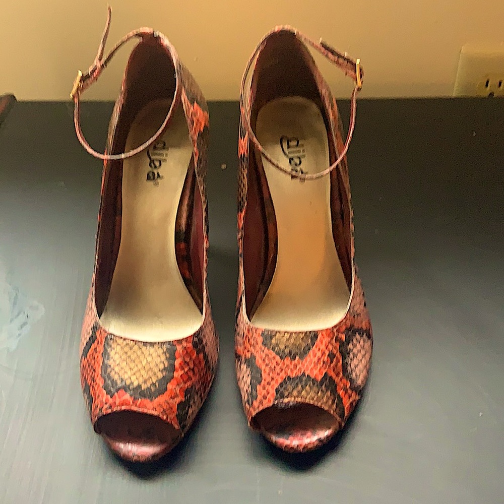 Diba faux snakeskin heels size 7.5